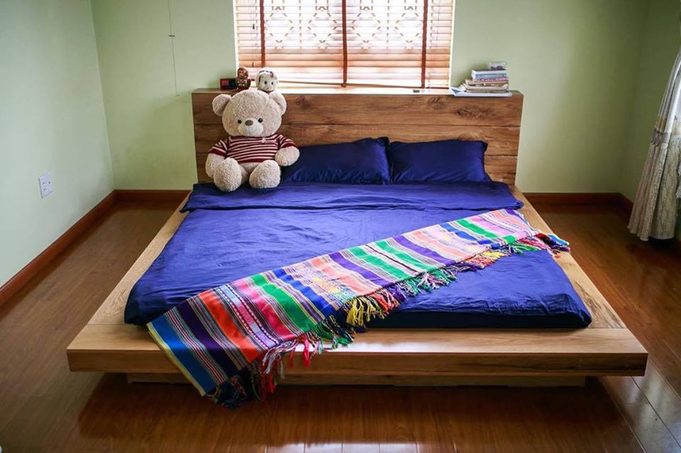 Giường Gỗ Nhật Tối Giản – Mộc Thứ 7 Đà Nẵng Mang đậm phong cách Nhật Bản hiện đại, mẫu giường gỗ thấp của Mộc Thứ 7 tạo cảm giác ấm cúng, thư giãn và gần gũi cho không gian phòng ngủ. Thiết kế tối giản với form giường chắc chắn, đường nét vuông vức cùng tone gỗ tự nhiên giúp căn phòng trở nên sang trọng nhưng vẫn nhẹ nhàng và tinh tế. Giường được sản xuất từ gỗ công nghiệp chất lượng cao, bề mặt bền đẹp, hạn chế cong vênh và dễ dàng vệ sinh trong quá trình sử dụng. Kiểu dáng thấp đặc trưng không chỉ mang lại sự an toàn mà còn giúp không gian trông rộng rãi và thoáng hơn. Phù hợp với căn hộ, nhà phố hoặc những ai yêu thích phong cách sống tối giản, hiện đại. 📍 Mộc Thứ 7 – Nội thất phòng ngủ tại Đà Nẵng ✔️ Thiết kế theo yêu cầu ✔️ Thi công tận nơi ✔️ Màu sắc và kích thước đa dạng ✔️ Tư vấn phù hợp từng không gian #giuonggonhat #giuonggocongnghiep #giuongnguodanang #noithatdanang #mocthu7